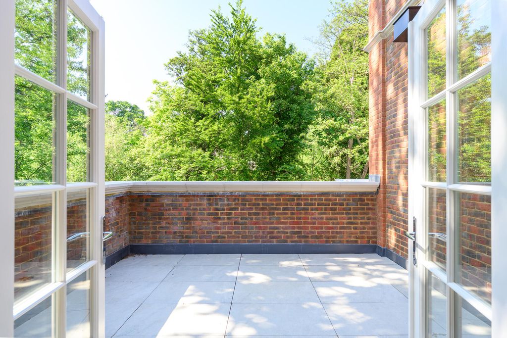 Property photo 2 of 11 Balcony