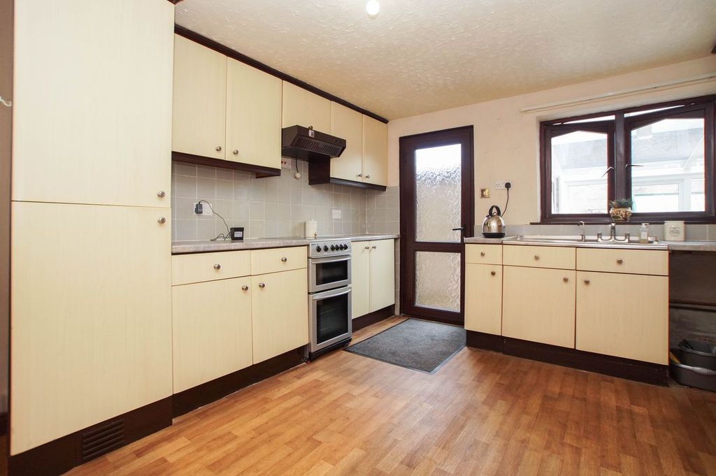 Property photo 3 of 17 Kitchen