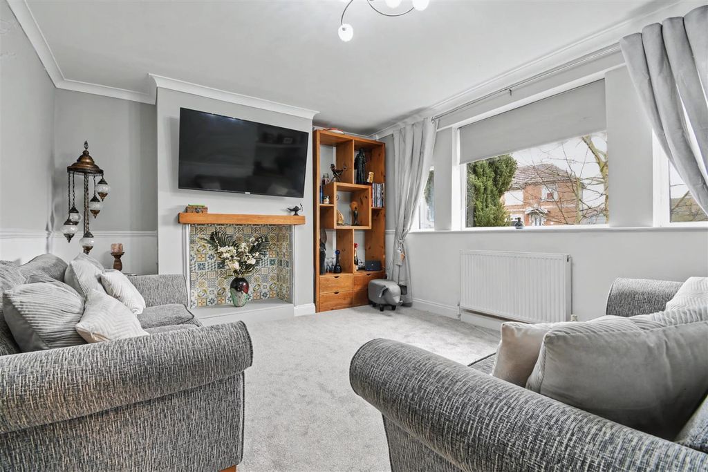 Property photo 3 of 38 Lounge