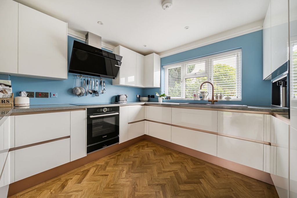 Property photo 2 of 23 1397325-16-696E79...