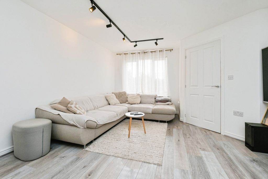 Property photo 2 of 17 Lounge