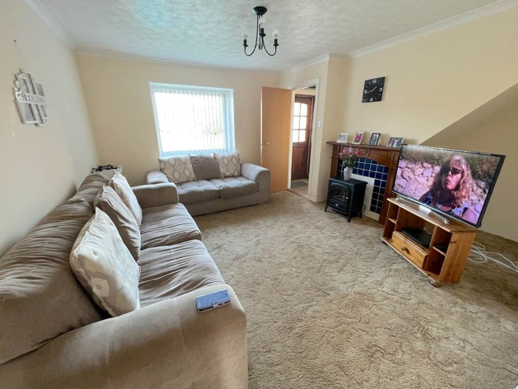 Property photo 3 of 10 Lounge 2