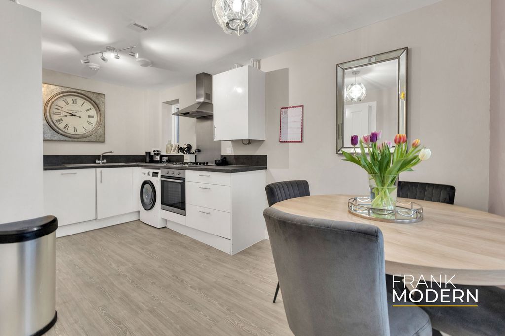 Property photo 3 of 46 Kitchen / Diner