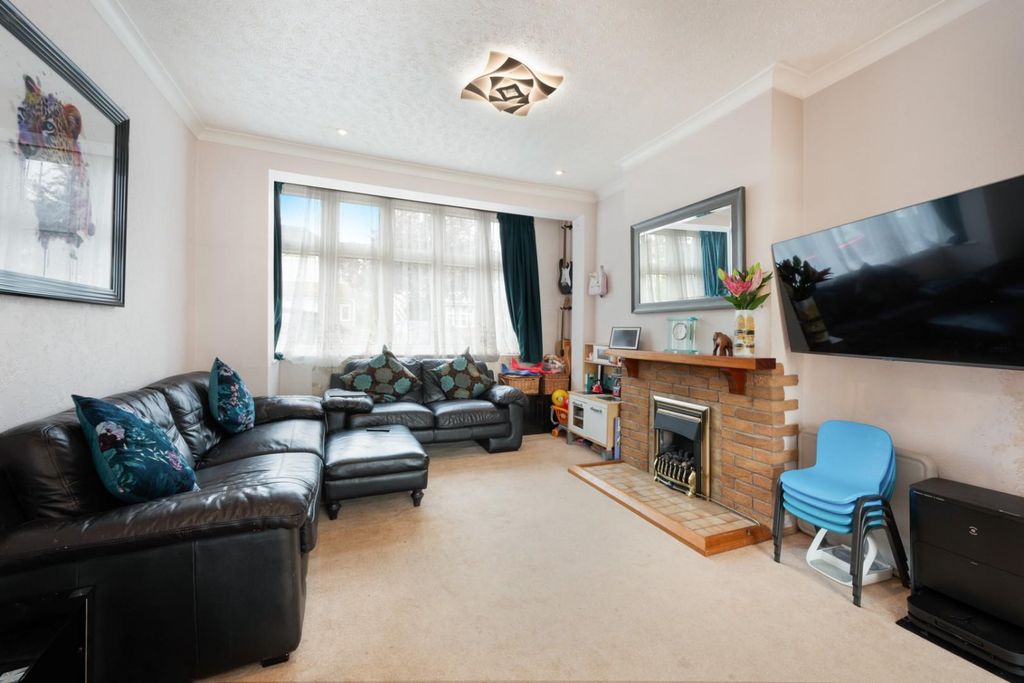 Property photo 2 of 16 Stoneleigh Avenue (3).Jpg