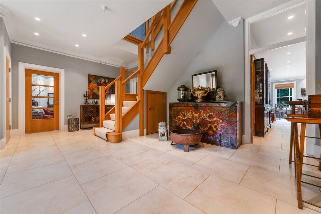 Property photo 2 of 19 Entrance Hall