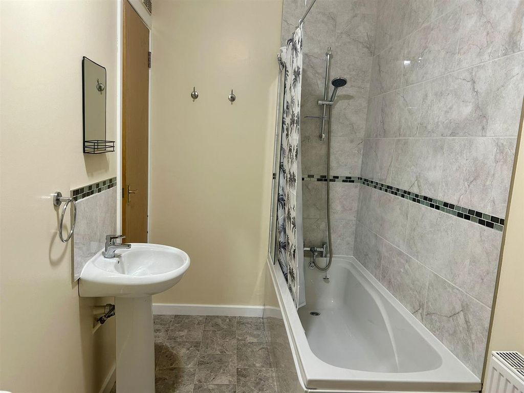 Property photo 3 of 16 Bathroom