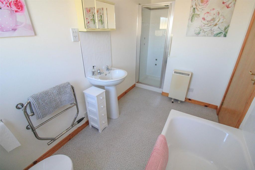 Property photo 3 of 18 Bathroom