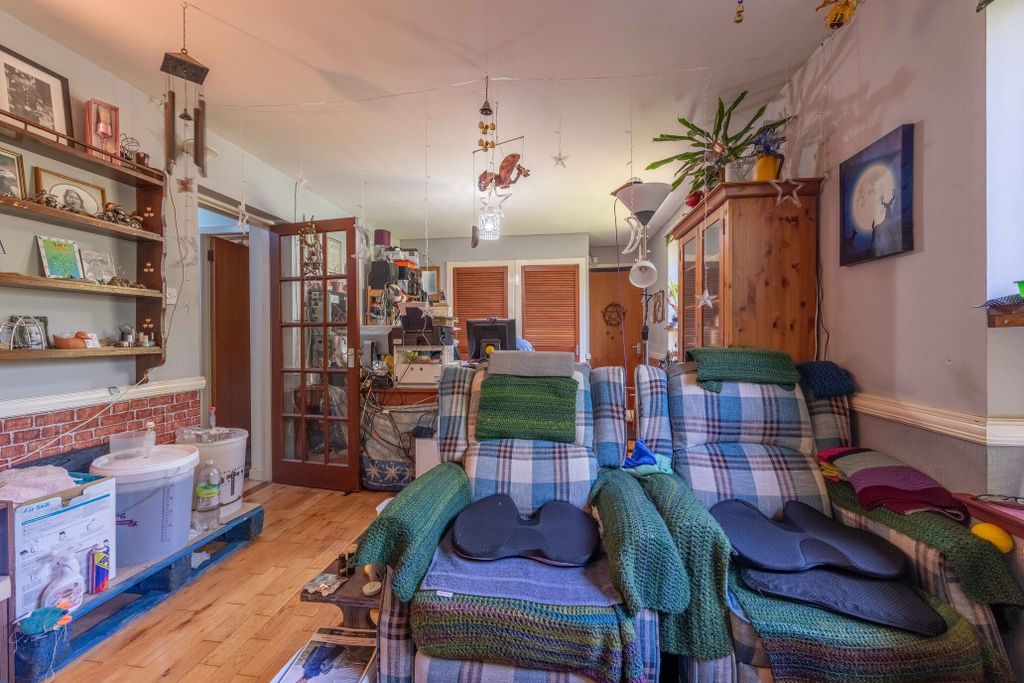 Property photo 3 of 27