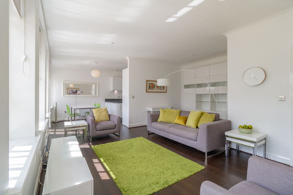 Property photo 2 of 18 Lounge