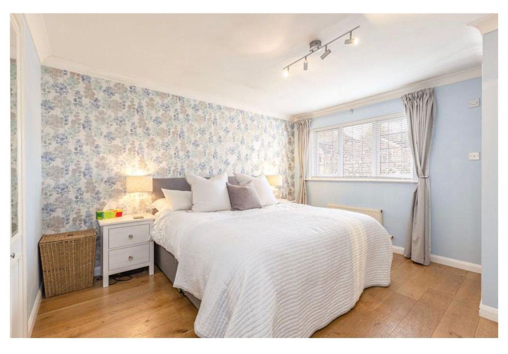 Property photo 1 of 6 Four /Five Bedroom House Ideal For Company Let-