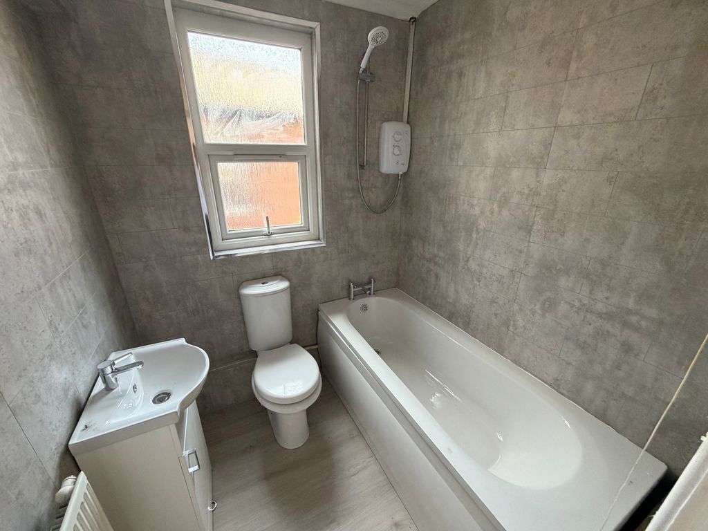 Property photo 1 of 8 Bathroom