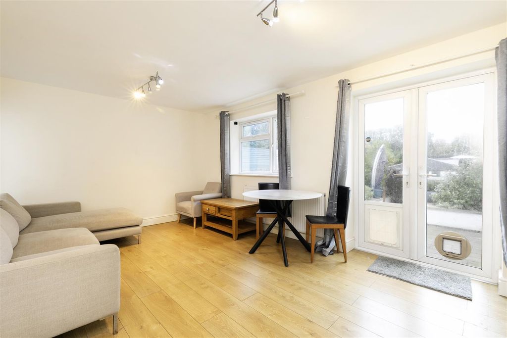 Property photo 2 of 25 34 Hale Grove Gardens -2.Jpg