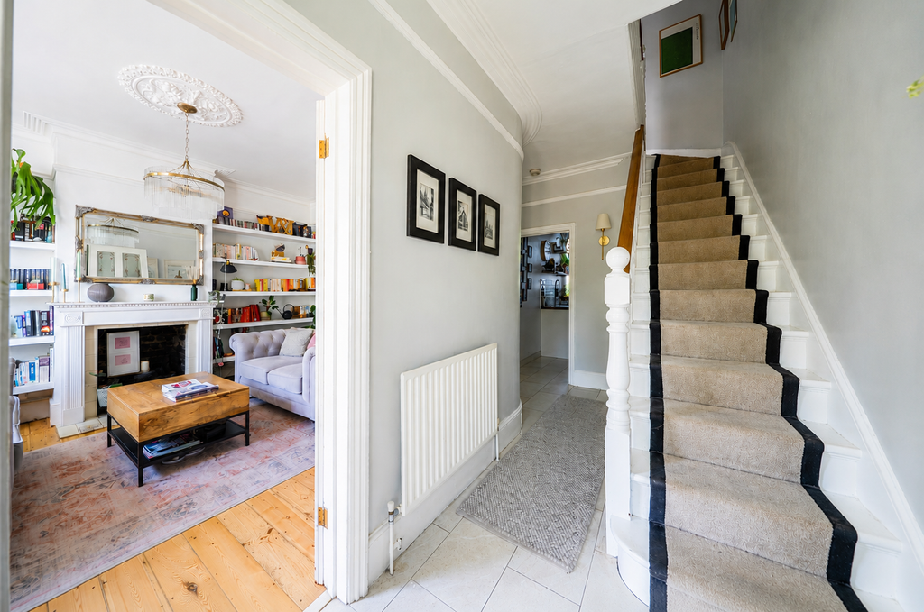 Property photo 2 of 34 Entrance Hall
