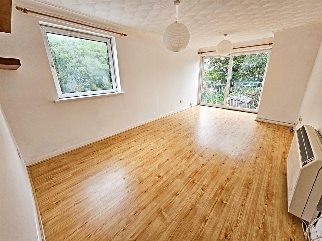 Property photo 3 of 13 Lounge