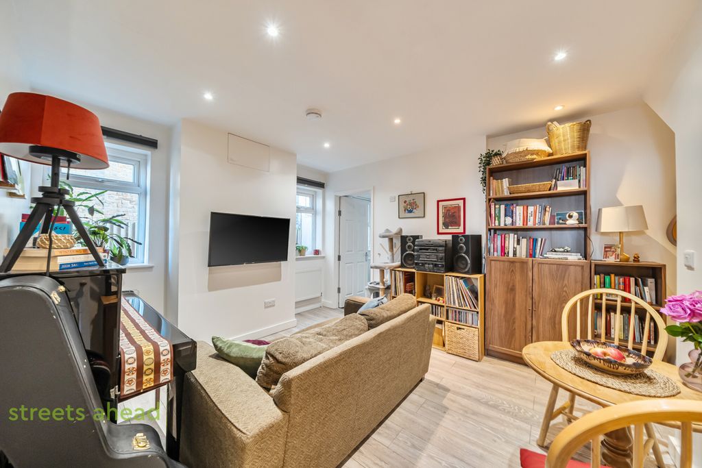 Property photo 3 of 16 00Ab9d38-60Bd-4Af...