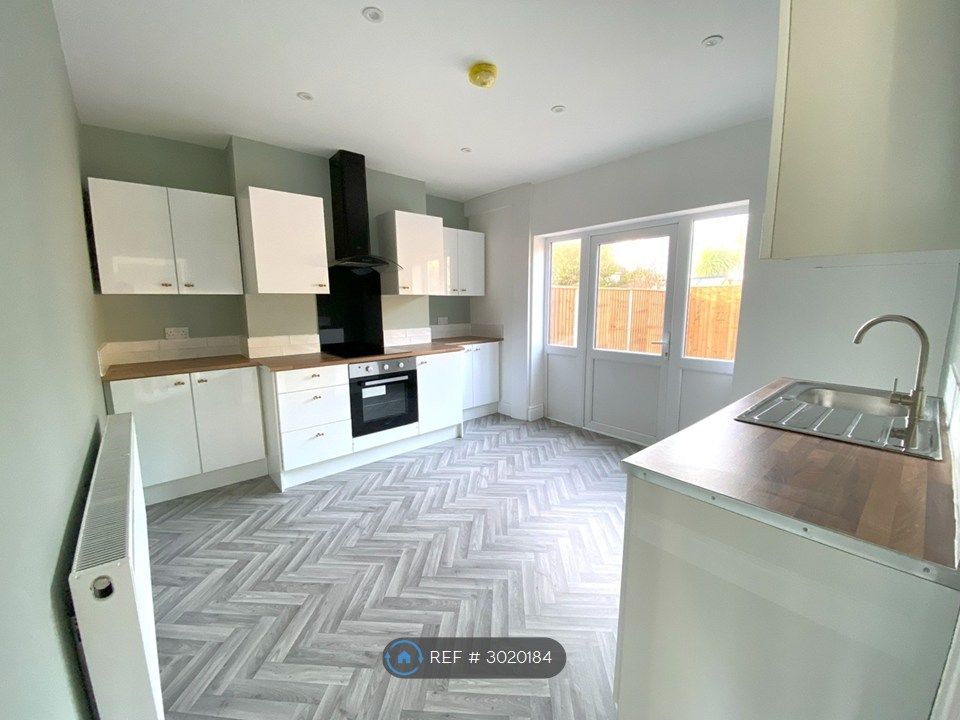 Property photo 2 of 11 Kitchen