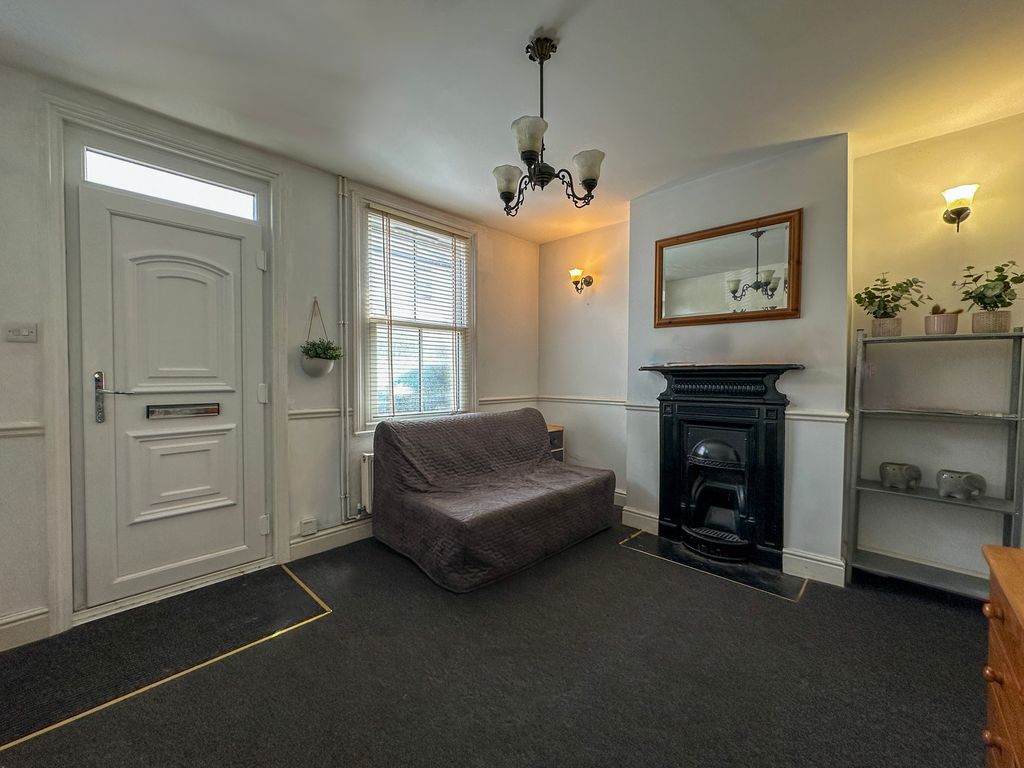 Property photo 3 of 13 Lounge/ Entrance
