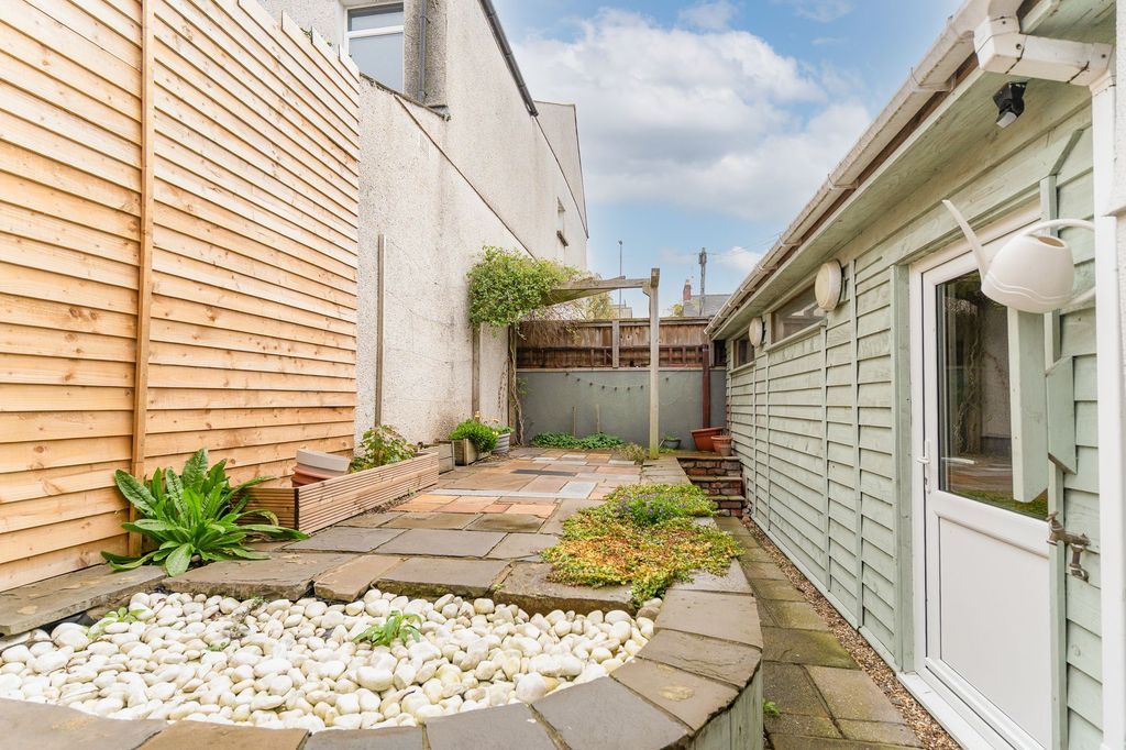 Property photo 2 of 28