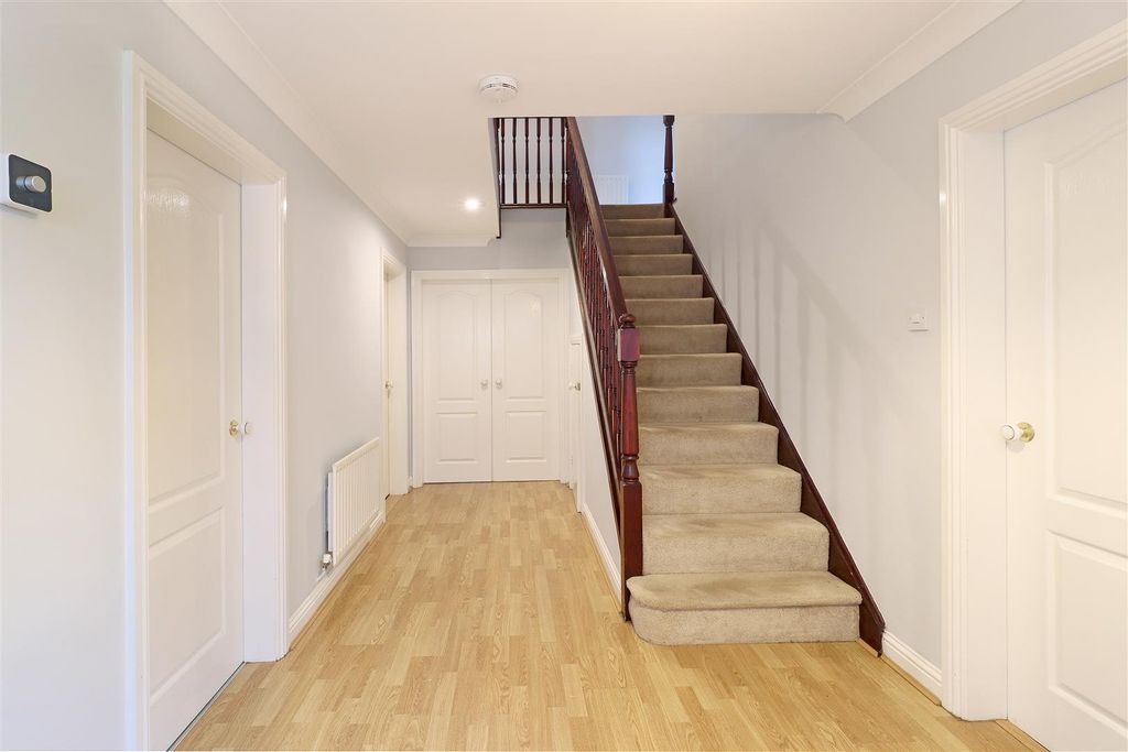 Property photo 2 of 14 Hallway