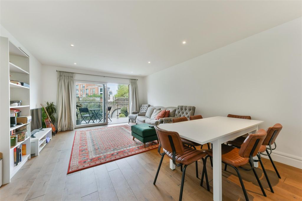 Property photo 2 of 18 Oakhill Road, 5, 28-14.Jpg
