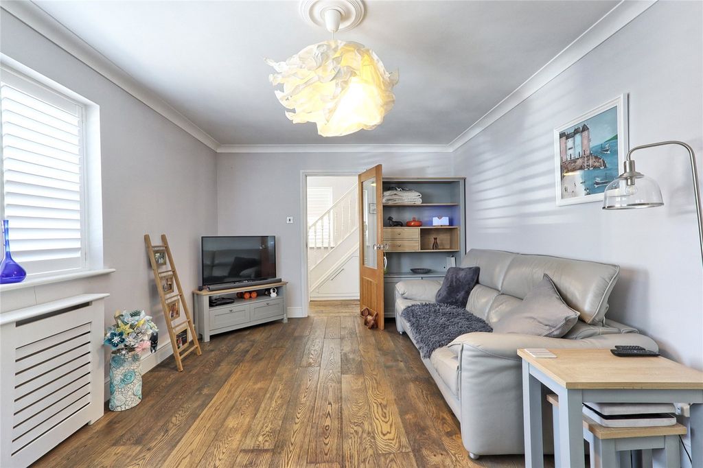 Property photo 3 of 19 Lounge