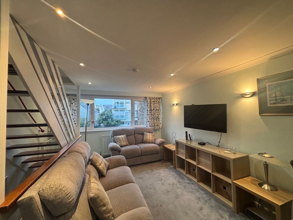 Property photo 2 of 10 Lounge