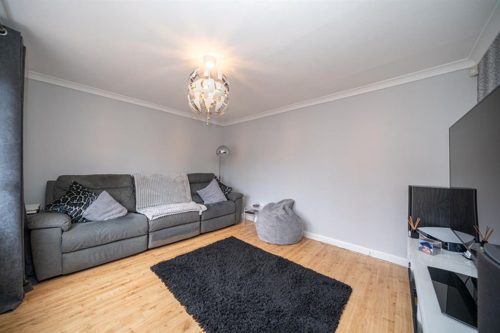 Property photo 3 of 16 15-Commons-Lane-05654.Jpg