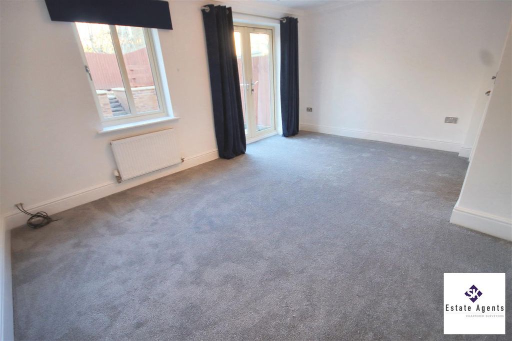 Property photo 3 of 20 Lounge