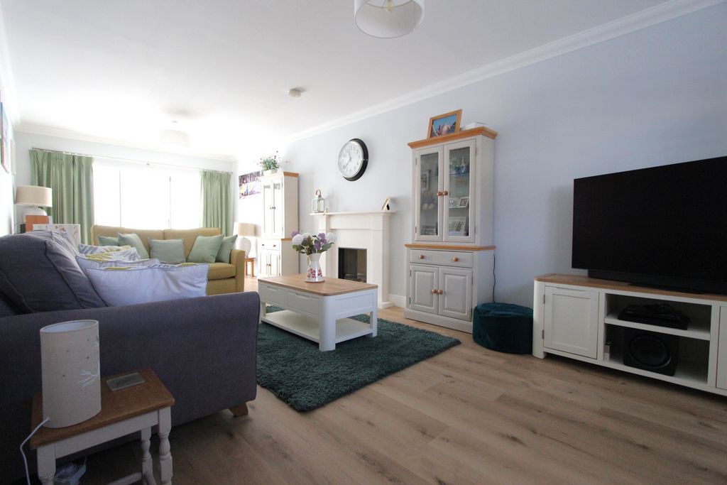 Property photo 2 of 20 Sitting Room