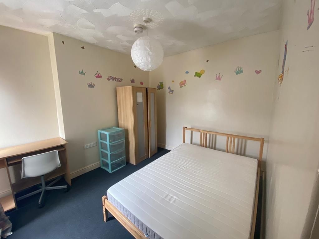 Property photo 2 of 8 Bright Bedroom With Double Bed And Desk Space...