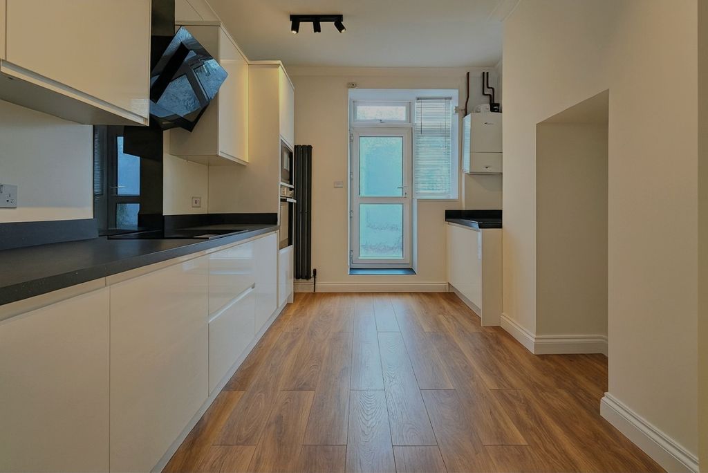 Property photo 3 of 10 Kitchen