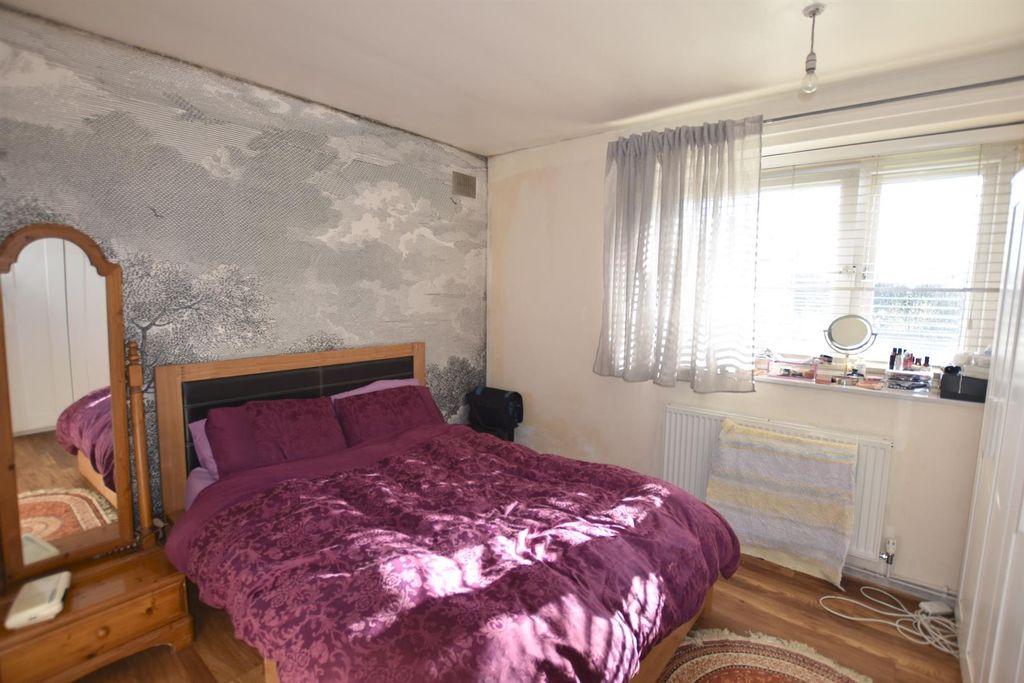 Property photo 3 of 5 Bed1.Jpg