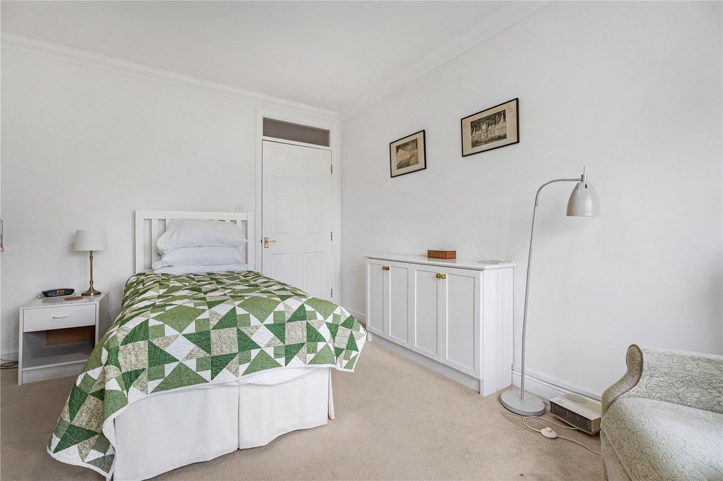 Additional image 9 of 3 bed flat for saleThe Cloisters, Pegasus Grange OX1.