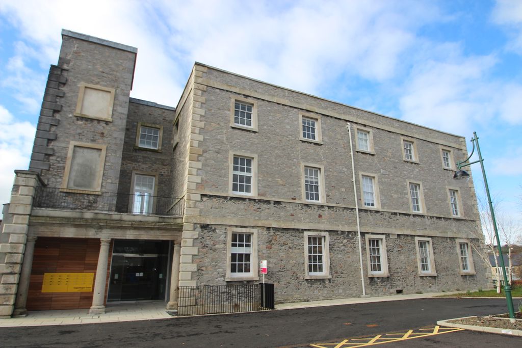 Property photo 1 of 8 Front