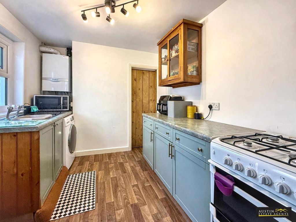 Property photo 3 of 10 Kitchen