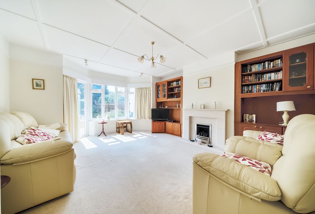 Property photo 3 of 16 1340174-2-689B489...