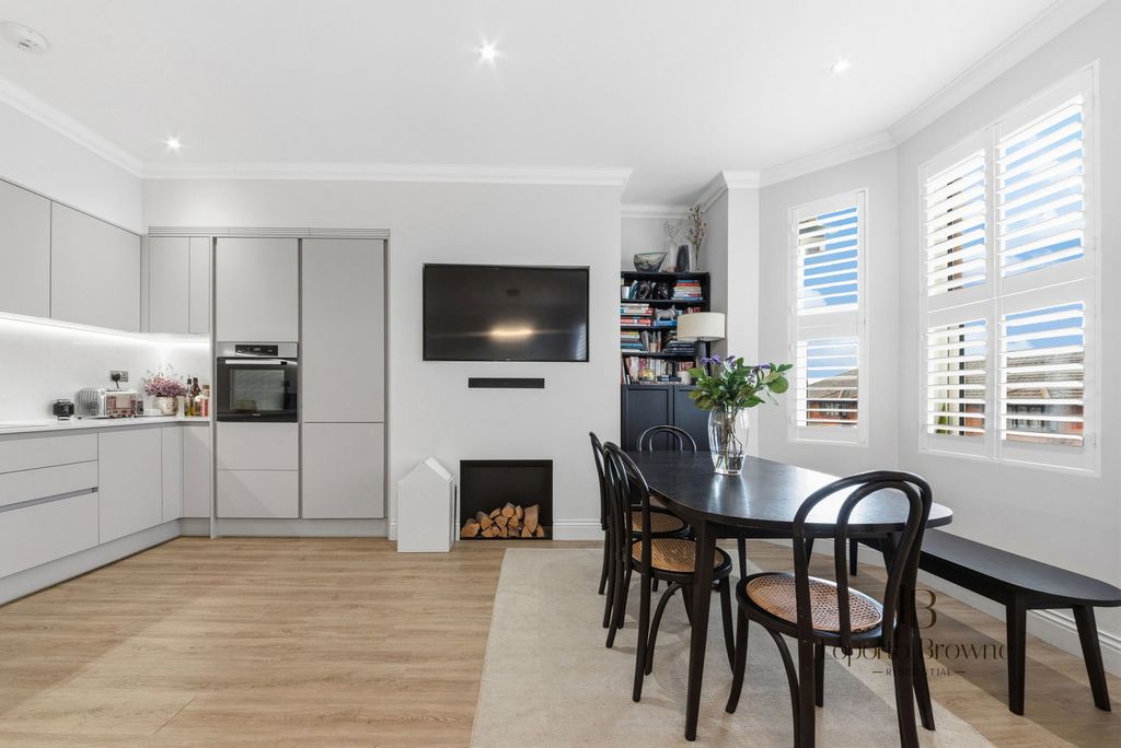 Property photo 3 of 28