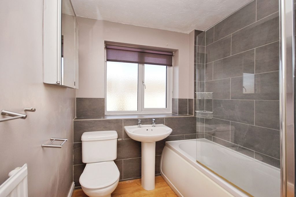 Property photo 2 of 17 Bathroom
