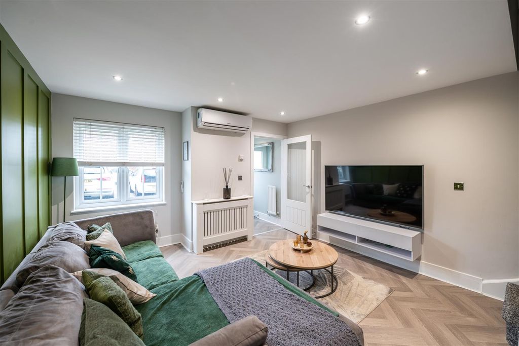 Property photo 2 of 14 19 Forge Place Internals-7.Jpg