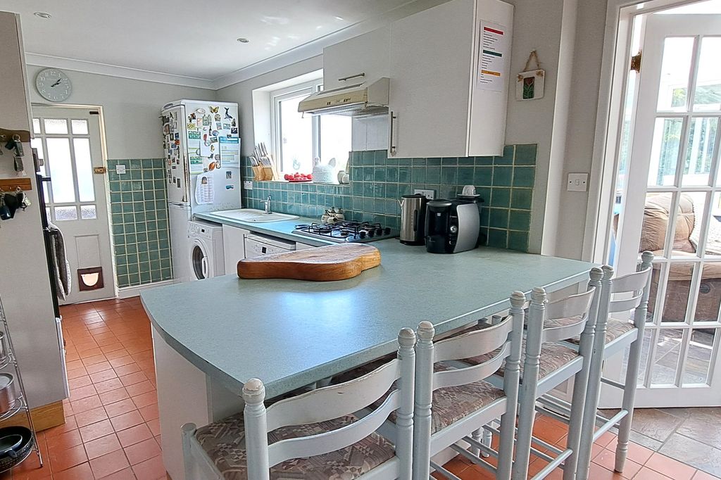 Property photo 2 of 14 Kitchen 2