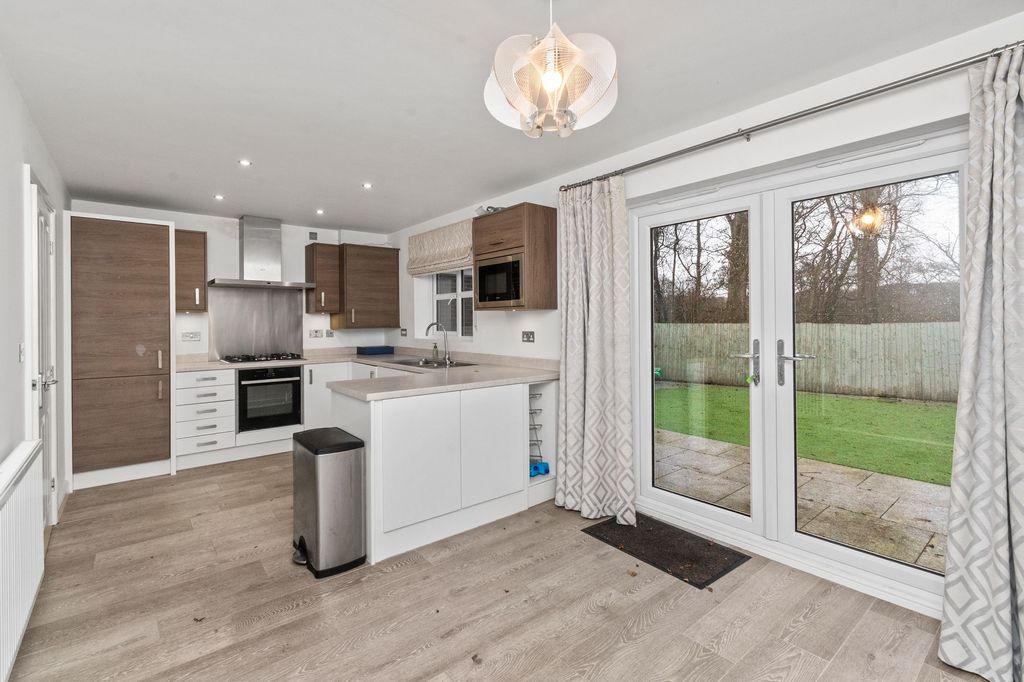 Property photo 3 of 27