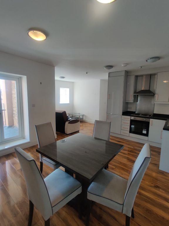 Property photo 1 of 5 Spacious 1 Bedroom Flat For Rent