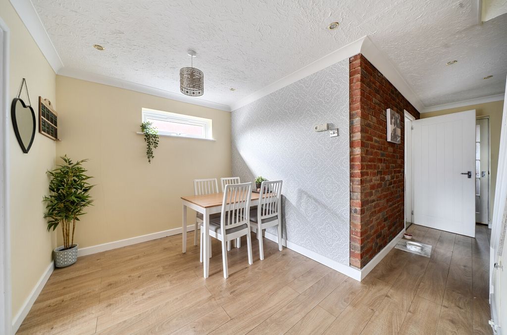 Property photo 3 of 12 1502923-15-6A888c...