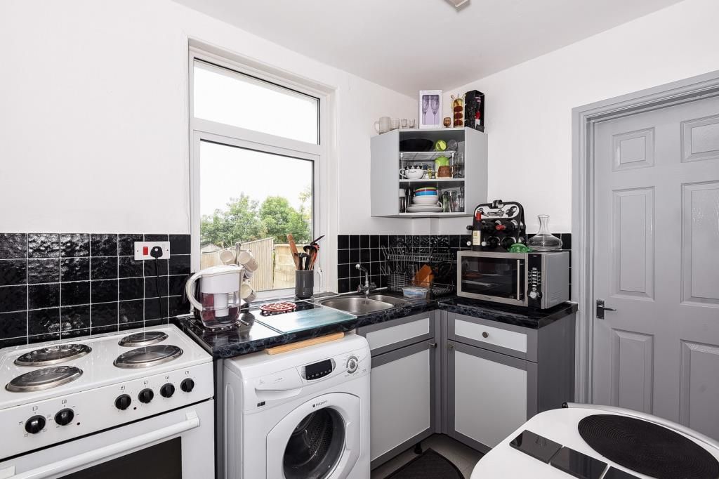 Property photo 3 of 10 Kitchen