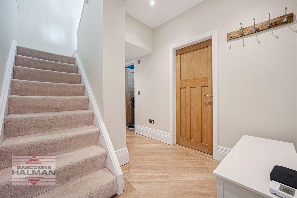 Property photo 2 of 19 Entrance Hallway