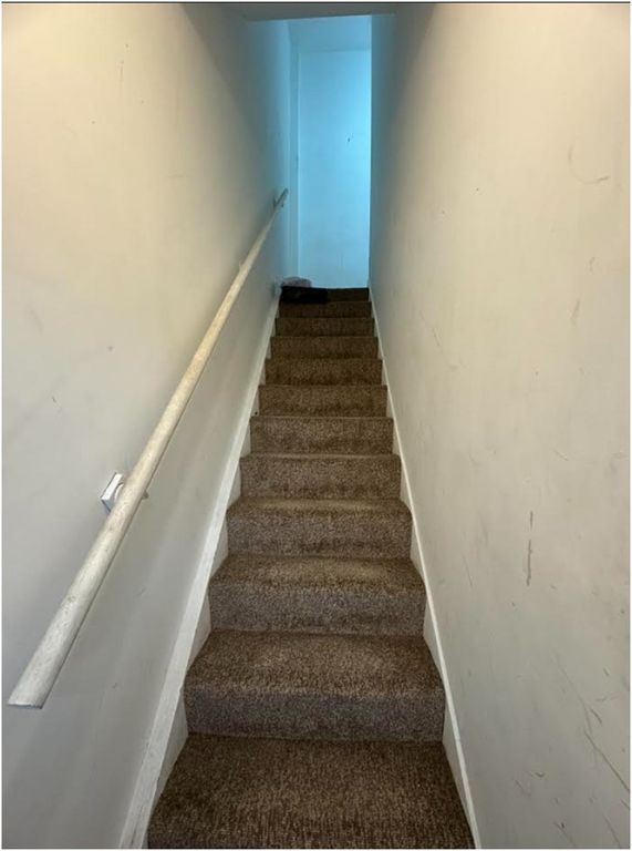 Property photo 2 of 5 Hallway