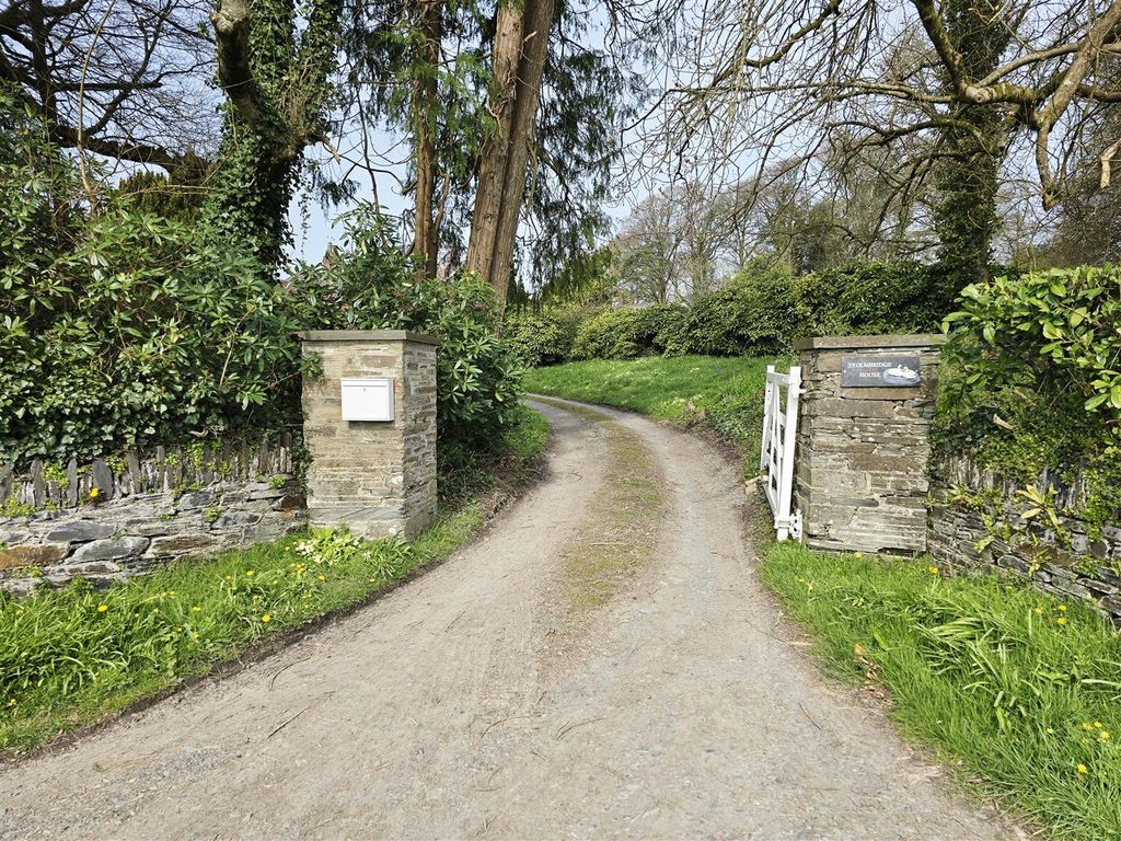 Property photo 3 of 42