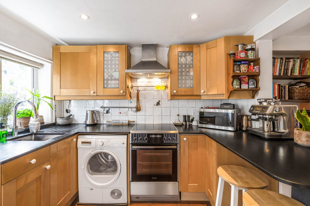Property photo 3 of 18 Kitchen