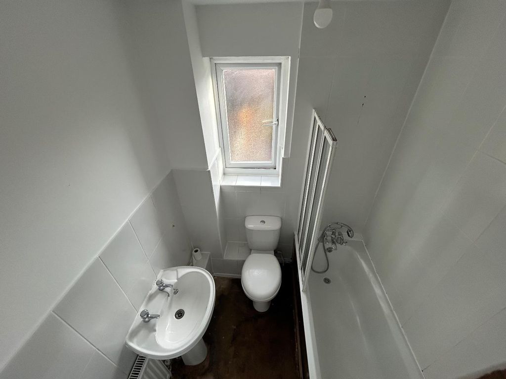 Property photo 2 of 7 Bathroom