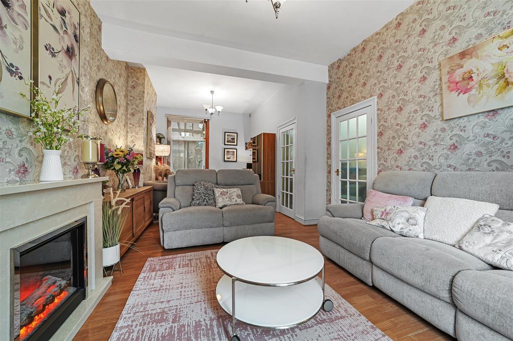 Property photo 3 of 30 Through Lounge